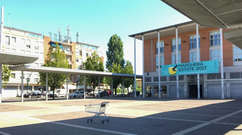 Foto Agenzia Candussi/Scattolin/Piazza Mercato, Marghera / Vedute di piazza Mercato