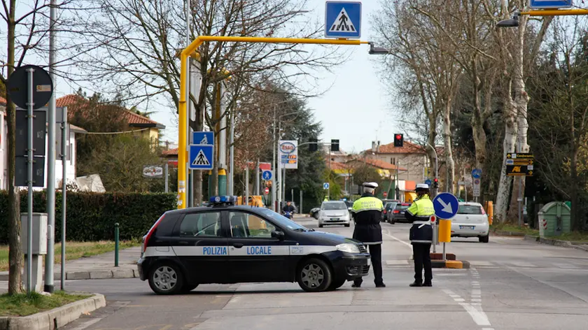 Controlli della Polizia locale in via Miranese