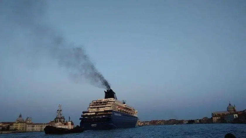 Il fumo di una nave in uscita da Venezia (fot d'archivio)
