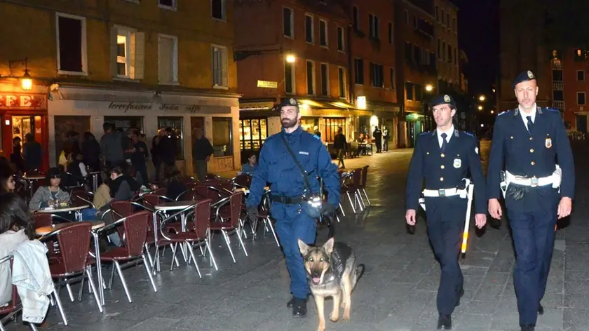 Interpress/Mazzega Venezia, 20.04.2016.- Polizia Locale, Controlli in Campo Santa Margherita