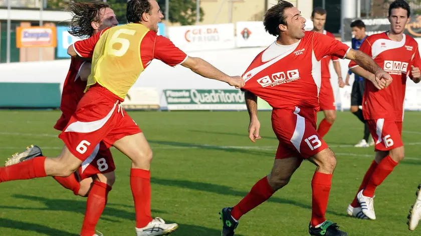 (CRUCCU) PORTOGRUARO 19.10.2008 MATTEO BOEM JULIA CONCORDIA (MAGLIA ROSSA) VS CITTA' DI JESOLO N. 13 DORATIOTTO (JULIA) ESULTA PER LA RETE DEL PAREGGIO REALIZZATA