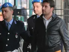 Davide Codognotto accompagnato in tribunale dagli agenti