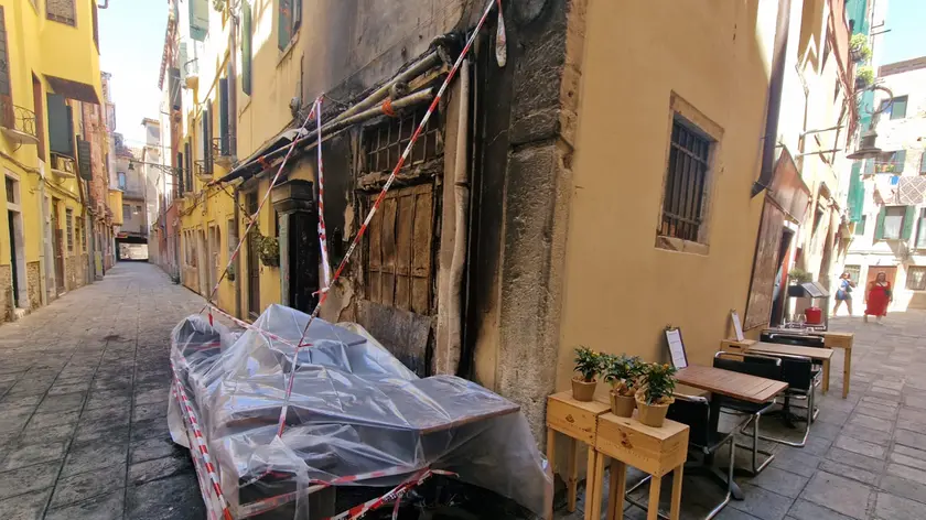 L'Osteria Da Carla a Venezia bruciata nella notte tra il 21 e il 22 giugno (ph Tagliapietra/Interpress)