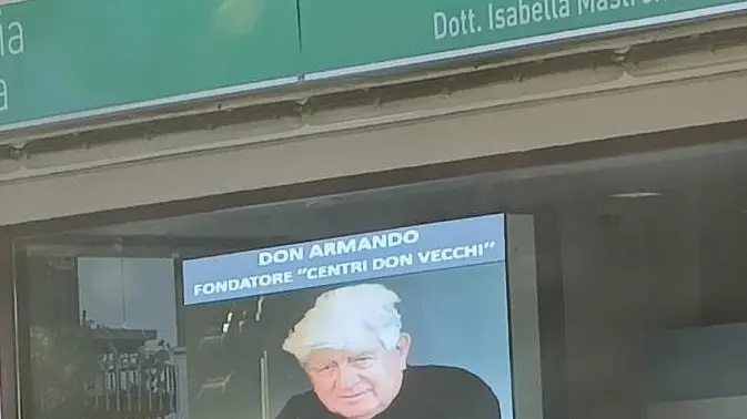 Alla farmacia ”Ai due Angeli” di Marghera il ringraziamento a don Armando Trevisiol