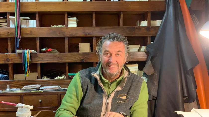 L’artigiano Paolo Scalabrin nella sua attività a Castello
