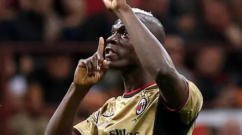 Italian forward of Ac Milan Mario Balotelli reacts against AS Roma supporters during Italian Serie A soccer match between Ac Milan and As Roma at Giuseppe Meazza stadium in Milan, 12 May 2013. ANSA/MATTEO BAZZI