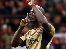 Italian forward of Ac Milan Mario Balotelli reacts against AS Roma supporters during Italian Serie A soccer match between Ac Milan and As Roma at Giuseppe Meazza stadium in Milan, 12 May 2013. ANSA/MATTEO BAZZI