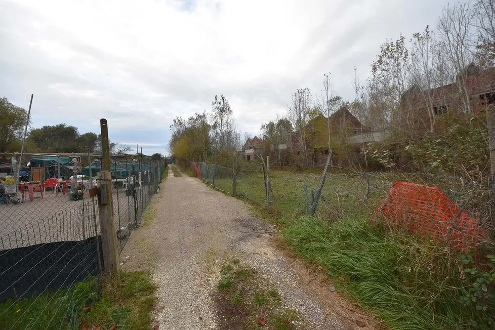 COLUCCI - DINO TOMMASELLA - CAORLE - INCHIESTA "TERME DI CAORLE" - L'AREA INTERESSATA AL PROGETTO TERME LUNGO LA VIA TARGHETE - LE CASE ABBANDONATE E GLI ATTUALI ORTI ESISTENTI -