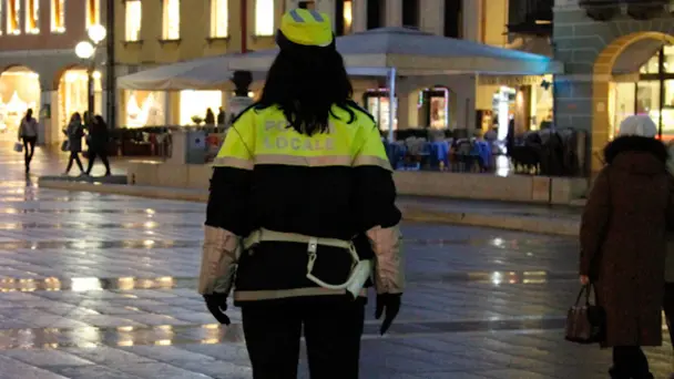 Agenzia Candussi, giornalista: Chiarin. Vigili in Piazza Ferretto Mestre.