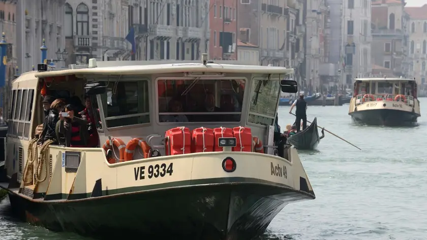 Interpress/M.Tagliapietra Venezia 01.04.2014.- Vaporetti actv in canal grande