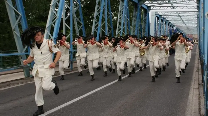 COLUCCI - DINO TOMMASELLA - SAN DONA' - LA FANFARA DEI BERSAGLIERI SFILA SUL PONTE DI SAN DONA'