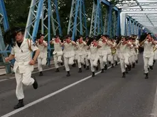 COLUCCI - DINO TOMMASELLA - SAN DONA' - LA FANFARA DEI BERSAGLIERI SFILA SUL PONTE DI SAN DONA'