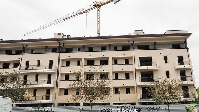 Sopra uno dei caseggiati mai ultimati in via Sansovino