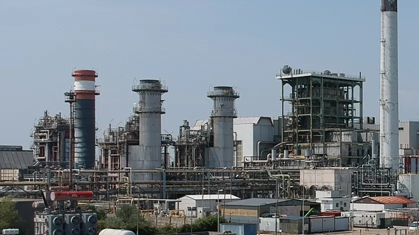 La centrale termoelettrica, a ciclo combinato, di Marghera Levante ripresa dal canale che la separa dall'isola delle Tresse.