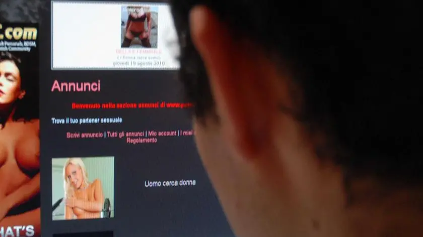 sporcaccione guarda le donnine in internet - La donna e' stata filmata di nascosto durante un rapporto sessuale consenziente Il video e' stato pubblicato con nome cognome indirizzo e telefono