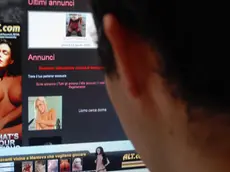 sporcaccione guarda le donnine in internet - La donna e' stata filmata di nascosto durante un rapporto sessuale consenziente Il video e' stato pubblicato con nome cognome indirizzo e telefono