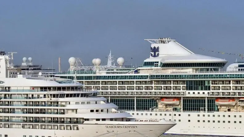 Supernavi in banchina alla stazione marittima di San Basilio, Venezia, 21 settembre 2013. Sono previsti nove transiti davanti a san Marco di navi da crociera di grossa stazza, sopra le 40mila tonnellate. ANSA/ANDREA MEROLA