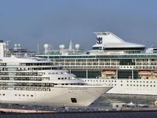 Supernavi in banchina alla stazione marittima di San Basilio, Venezia, 21 settembre 2013. Sono previsti nove transiti davanti a san Marco di navi da crociera di grossa stazza, sopra le 40mila tonnellate. ANSA/ANDREA MEROLA