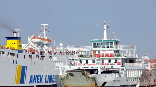 Interpress/Mazzega Vitucci Venezia, 04.09.2013.- Ferry Boat ACTV "Lido di Venezia" mentre sorpassa una nave