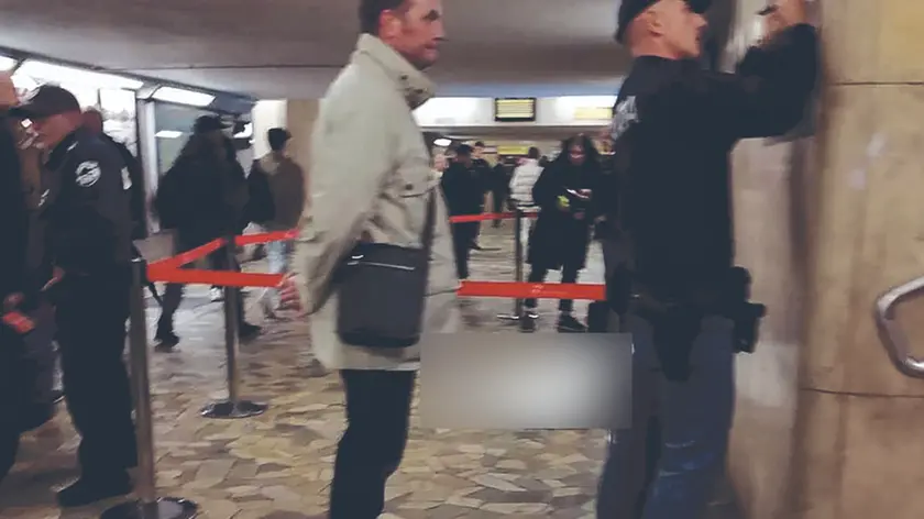 Agenti della Polfer nel sottopasso della stazione dopo le operazioni di soccorso alla donna che ha perso la vita