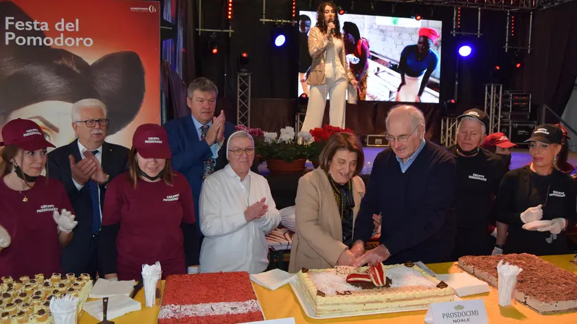 Il taglio delle torte alla Festa del radicchio