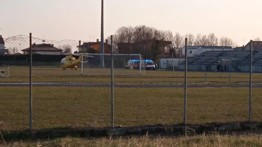 L'elisoccorso atterrato al campo da calcio di via Spalato (foto da Facebook del sindaco Pierfrancesco Munari)
