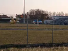 L'elisoccorso atterrato al campo da calcio di via Spalato (foto da Facebook del sindaco Pierfrancesco Munari)