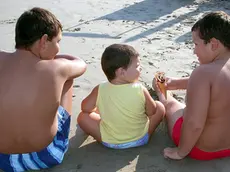 OBESITA':PICCHI A SUD,ATTESA VITA BIMBI MINORE GENITORI..Tre bambini seduti in riva al mare su una spiaggia ligure in un'immagine d'archivio senza data. A Sud si registrano i picchi di obesita', l'attesa di vita dei bambini e' minore di quella dei genitori...SILVIO FASANO/GID