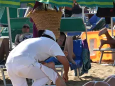 Massaggio abusivo in spiaggia a Jesolo (foto D.Tommasella)