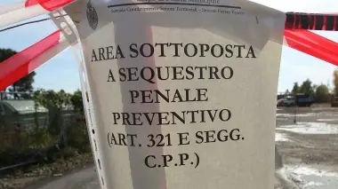 Due immagini dell’area in via Altinia destinata a parcheggio di macchinari per asfaltatura e messa sotto sequestro per abuso edilizio