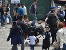 Interpress/Mazzega Venezia,30.05.2016.- Nella foto portabagagli "artigiani" in piazzale Santa Chiara tazione Ferroviaria