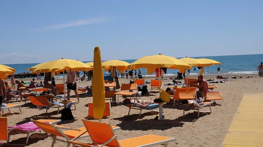 COLUCCI - DINO TOMMASELLA -JESOLO LIDO - spiaggia affollata e prime tintarelle con bagno