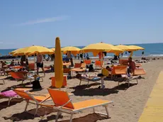 COLUCCI - DINO TOMMASELLA -JESOLO LIDO - spiaggia affollata e prime tintarelle con bagno