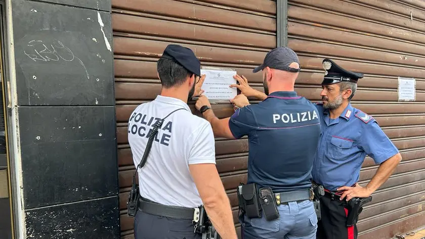 Gli agenti della Polizia locale, della Polizia di Stato e dei carabinieri appongono i sigilli