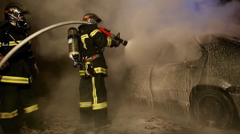 FRANCIA : AUTO INCENDIATE DURANTE SOMMOSSA - French firefighters extinguish a burning car after vandalism acts in Strasbourg's northern suburb of Cronenbourg on Saturday 12 November, 2005. ansa /CHRISTIAN HARTMANN /ji*************** TRADUZIONE ***************FRANCIA: AUTOMOBILE INCENDIATE DURANTE SOMMOSSA - i pompieri francesi estinguono un automobile burning dopo che il vandalismo si comporti nel sobborgo nordico de Strasburgo di Cronenbourg il sabato il 12 novembre, 2005. ansa / CRISTIANO HARTMANN / ji