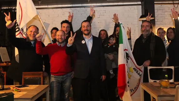 Festeggiamenti del Movimento 5 Stelle presso il bar 'il palco' a Mestre - foto di gruppo assieme al candidato Marco Da Villa