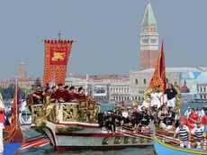 Un corteo acqueo di barche a remi, partito da Bacino San Marco al seguito della 'bissona' Serenissima, la grande imbarcazione da parata, ha accompagnato, oggi 05 giugno 2011 a Venezia, lo ''sposalizio del mare''. La cerimonia millenaria cade in occasione della 'Festa della Sensa', manifestazione tradizionale cittadina in cui si celebra l'Ascensione di Cristo e che ribadisce, ogni anno, il rapporto dI Venezia con il mare. ANSA/ANDREA MEROLA