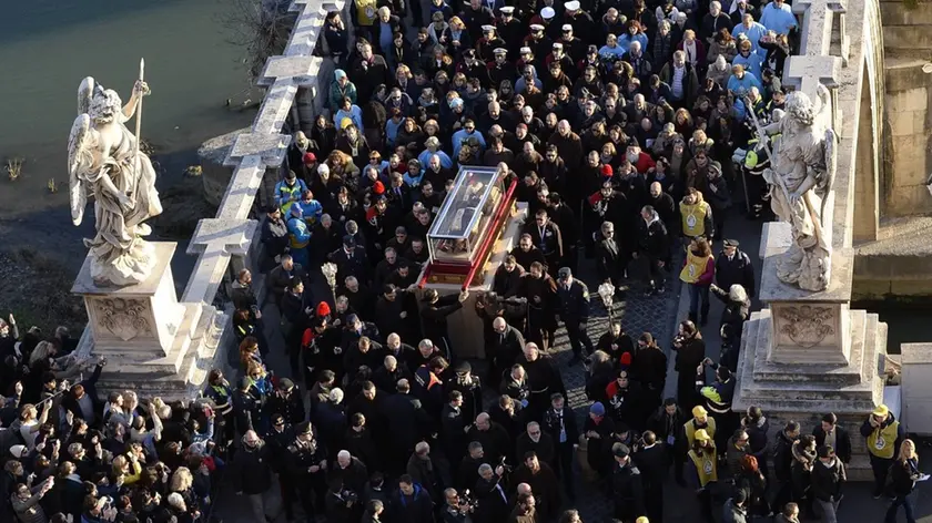 05/02/2016 Roma. Processione con le reliquie di Padre Pio e San Leopoldo. Nella foto le teche con le reliquie attraversano Ponte Sant'Angelo tra i fedeli