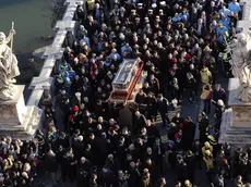 05/02/2016 Roma. Processione con le reliquie di Padre Pio e San Leopoldo. Nella foto le teche con le reliquie attraversano Ponte Sant'Angelo tra i fedeli