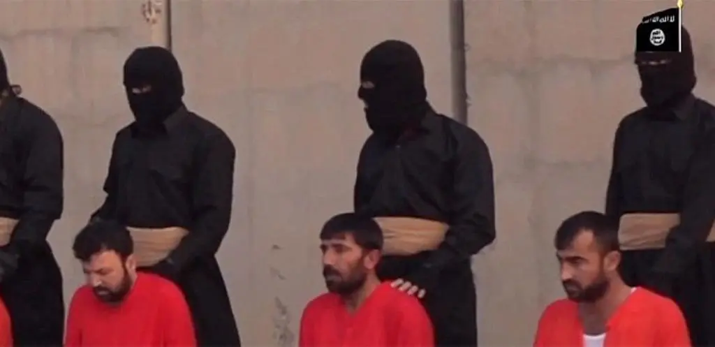 Un fermo immagine del nuovo terribile video dell'Isis, considerato autentico dal Site, dove 21 combattenti curdi sono fatti sfilare nelle strade affollate della provincia di Kirkuk ciascuno dentro una gabbia. Nel filmato di 9 minuti diffuso sabato sera i terroristi minacciano di decapitare i 21 ostaggi e poi intervistano i prigionieri da dietro le sbarre. ANSA/FERMO IMMAGINE ++ ANSA PROVIDES ACCESS TO THIS HANDOUT PHOTO TO BE USED SOLELY TO ILLUSTRATE NEWS REPORTING OR COMMENTARY ON THE FACTS OR EVENTS DEPICTED IN THIS IMAGE; NO ARCHIVING; NO LICENSING ++
