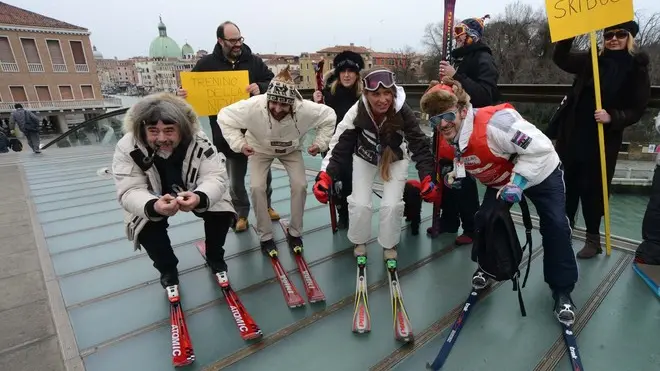 Interpress/Tagliapietra Venezia 23.02.2013.- Protesta di Venessia.com vestiti da sciatori dal Tronchetto al ponte di Calatrava.