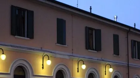 DEPOLO FOTO GAVAGNIN SAN DONA DI PIAVE FACCIATA ESTERNA STAZIONE FERROVIARIA DA DOVE MANCA L'OROLOGIO -