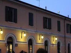 DEPOLO FOTO GAVAGNIN SAN DONA DI PIAVE FACCIATA ESTERNA STAZIONE FERROVIARIA DA DOVE MANCA L'OROLOGIO -