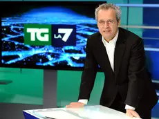 Il giornalista Enrico Mentana posa per una foto a margine dell'incontro con la stampa per il primo anno di conduzione del Tg di La7, stamani 30 agosto 2011 a Roma..ANSA/ETTORE FERRARI