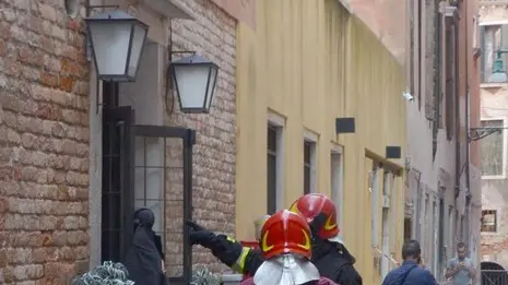 INTERPRESS/GF.TAGLIAPIETRA. INCENDIO AL RISTORANTE "SAPORI VENEXIANI" IN CALLE DEL DOSE A SANTA MARINA