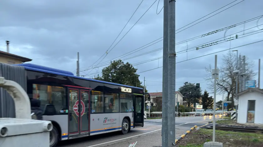 Il bus che a Noale ha abbattuto la sbarra del passaggio a livello