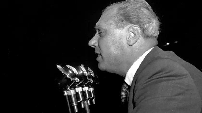 Un comizio al Colosseo del principe Junio Valerio Borghese, in una foto del 5 giugno 1953. Due le piste emerse durante il processo per il sequestro del giornalista De Mauro: la misteriosa fine di Enrico Mattei e il tentato golpe Borghese. ANSA