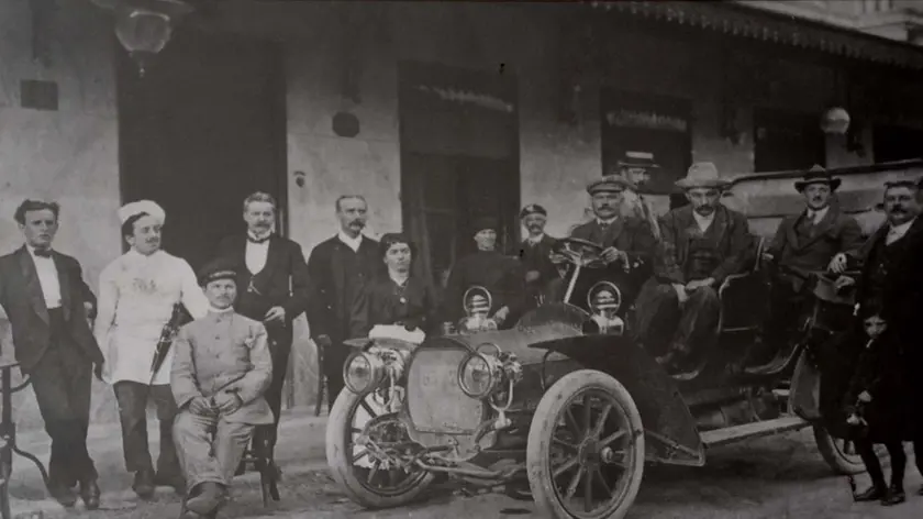 Il fondatore Nicolò Boschin (secondo a sinistra) in una foto del 1908: è il nonno dell'attuale gestore