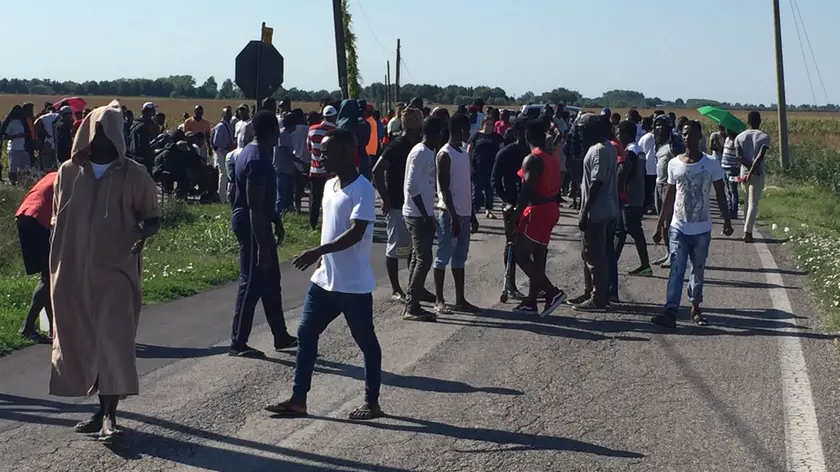 I migranti all'esterno della base (foto Pòrcile)