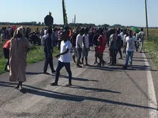 I migranti all'esterno della base (foto Pòrcile)